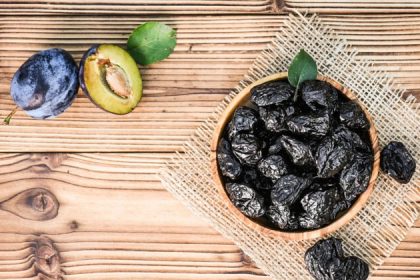 La consommation quotidienne de pruneaux peut préserver la masse et la solidité des os chez les femmes âgées