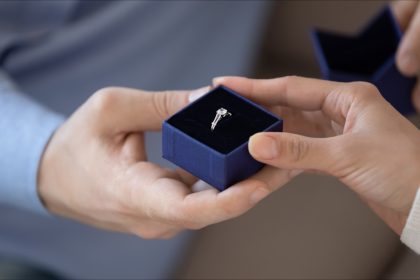 Finistère : un élève gendarme demande en mariage sa conjointe en pleine cérémonie de fin de formation