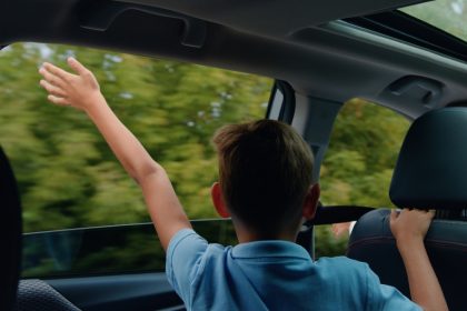 « Il a été héroïque » : un garçon de 10 ans conduit à la place de son grand-père qui a perdu connaissance sur l&rsquo;autoroute