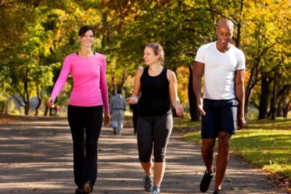Une étude révèle que la marche réduit les poussées de lombalgie de près de 50 %