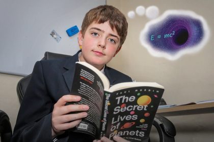 À 10 ans, il obtient un score de QI supérieur à celui d’Hawking et d’Einstein ; à 12 ans, il construit son propre ordinateur