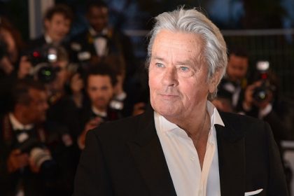 Blouson, smoking et cigarettes : Alain Delon a incarné durant des décennies la séduction et l&rsquo;élégance à la française