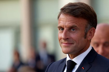 Devant les forces politiques vendredi, Emmanuel Macron se dit « du côté des Français »