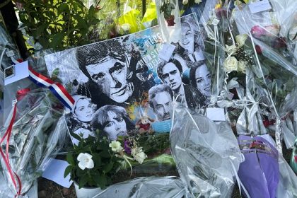 Obsèques d&rsquo;Alain Delon à huis clos, des admirateurs se recueillent devant la propriété