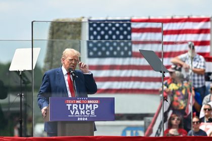 Donald Trump protégé par du verre pare-balles pour son premier rassemblement en extérieur depuis sa tentative d’assassinat