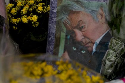 Obsèques d&rsquo;Alain Delon : « Comme l&rsquo;enterrement d&rsquo;un grand parrain en Sicile », selon Nicole Calfan