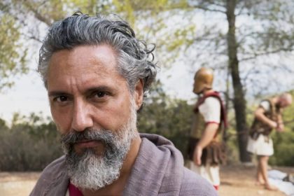 Un coiffeur styliste renommé raconte son expérience de mort imminente et découvre l&rsquo;espoir : « Je suis venu ici pour un but »