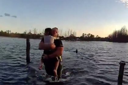 Floride : les belles images d&rsquo;un policier qui sauve un enfant autiste de la noyade in extremis
