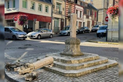 Seine-Maritime : une croix de pierre vieille de 400 ans retrouvée « fracassée au sol » au Tréport