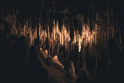 « Pour voir si c&rsquo;est solide », un visiteur décroche une stalactite plusieurs fois millénaire dans une grotte de Dordogne