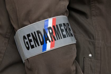 Seine-et-Marne : un faux policier actionne un gyrophare bleu et contrôle une voiture… remplie de gendarmes en civil