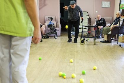 Étudiant à Nanterre, il habite un logement avec piscine dans une résidence pour seniors, et ne paye pas de loyer