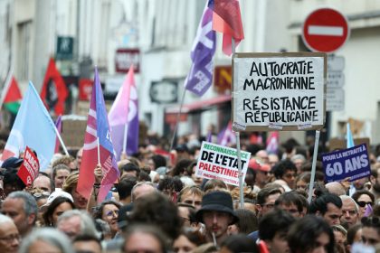 « Résistance », « destitution » : la gauche défile contre Emmanuel Macron