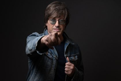 « Elle s’angoissait trop pour moi », confie Thomas Dutronc à propos de sa mère, Françoise Hardy