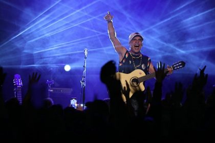 Après 17 ans d&rsquo;absence, le roi du folk punk global Manu Chao revient avec son album « Viva Tu »