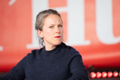 Dénonçant un « problème d&rsquo;accueil » des migrants, Lucie Castets propose la régularisation de tous les « sans-papiers »