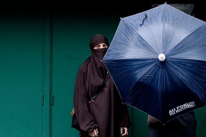 Deux employées voilées sont menacées de licenciement, le Premier ministre rappelle le principe de neutralité