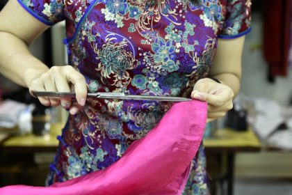 Hong Kong : il est le dernier à coudre des qipao ou cheongsam, ce vêtement féminin autrefois si populaire