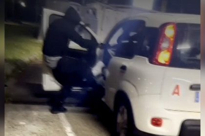 Frappé, étranglé et menacé avec une arme : un jeune couple victime d’un car-jacking dans une station-service près de Rouen