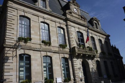 Le maire de Saint-Brieuc a été agressé avec un couteau dans un café de la ville, l&rsquo;homme a été interpellé