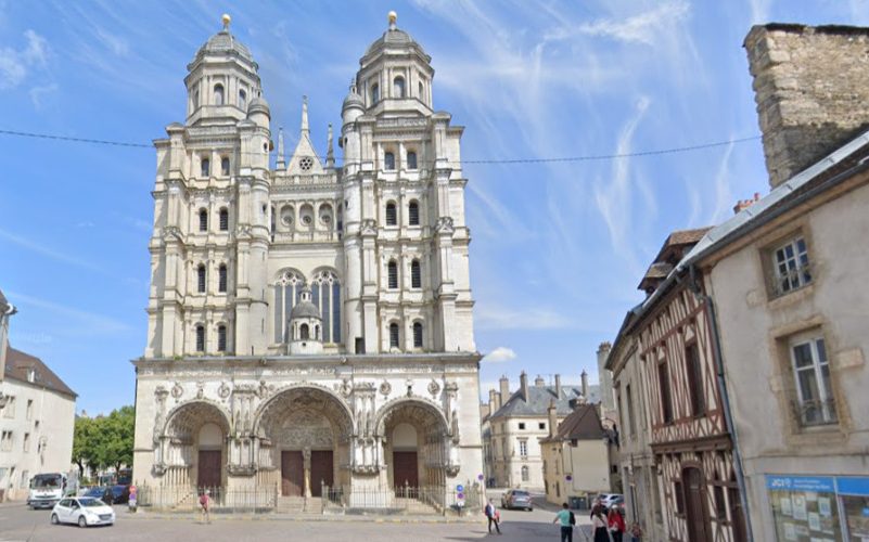 Dijon : un adolescent blessé au cou après une attaque au couteau devant l&rsquo;église Saint-Michel