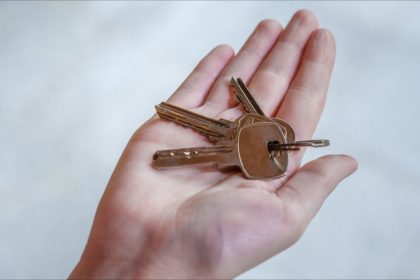 « Si le mur s&rsquo;effondre, c&rsquo;est moi qui irai en prison » : malgré un ordre d&rsquo;expulsion, une cinquantaine de sans-papiers squatte toujours son immeuble