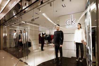 La Chine enquête sur le propriétaire de Calvin Klein pour boycott présumé des produits du Xinjiang