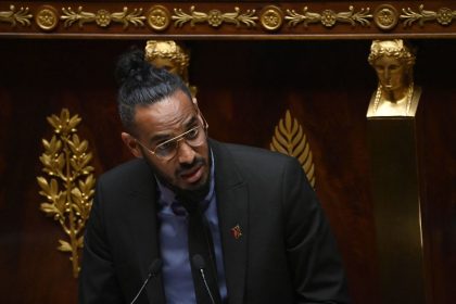 Un député souhaite supprimer l&rsquo;expression « travailler au noir » du projet de loi de finances 2025