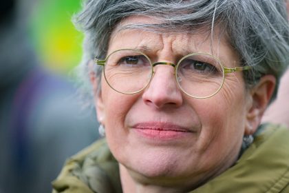 Assemblée : Sandrine Rousseau esquisse un bras d&rsquo;honneur en direction des députés RN, puis s&rsquo;excuse