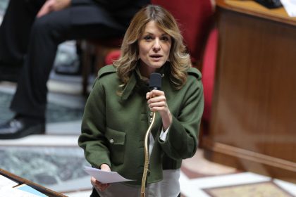 Menace de censure : le gouvernement appelle les socialistes à « se défaire de leurs liens » avec LFI