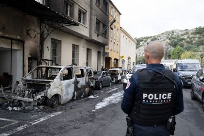 Cavaillon : deux jeunes hommes ont été écroués pour l&rsquo;incendie criminel de véhicules de police