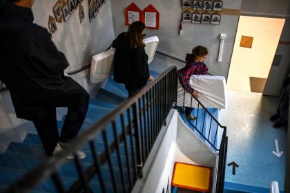 Épuisés, des parents d&rsquo;élèves se mobilisent en dernier recours pour empêcher certains camarades d&rsquo;école de dormir dehors