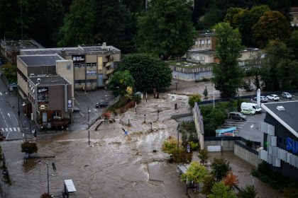 Inondations à Annonay : un gendarme s’aide d’une tractopelle pour secourir une habitante