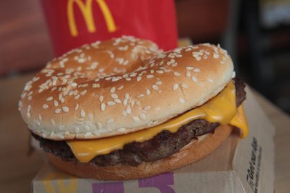 Un mort et 49 malades liés à une bactérie dans des hamburgers de McDonald&rsquo;s aux États-Unis