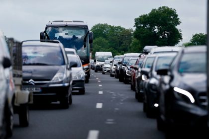 Coincée dans les bouchons sur l’A13, une femme accouche sur la bande d’arrêt d’urgence