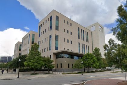 Une mère poursuit une société d&rsquo;intelligence artificielle et Google, alléguant qu&rsquo;un chatbot a poussé son adolescent au suicide