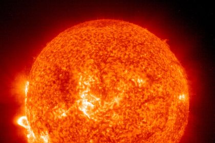 Une alerte de tempête géomagnétique est lancée alors que le Soleil produit l&rsquo;éruption solaire la plus forte depuis 2017