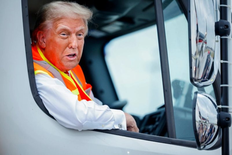 Trump s&rsquo;adresse à la presse depuis un camion poubelle, suite à des propos de Biden semblant insinuer que les électeurs républicains sont des « ordures »