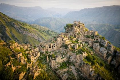 Les ruines d’un ancien village datant de plusieurs milliers d’années se dressent sur un pic montagneux escarpé – voici qui a construit ce village