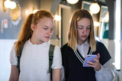 « Sauver » la jeunesse : l&rsquo;accès des moins de 15 ans aux réseaux sociaux doit être interdit, exhortent Gabriel Attal et Marcel Rufo