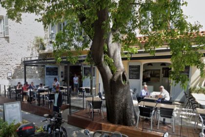 Près de Nice : un aigle se pose sur la terrasse d’un restaurant à Antibes, sous les yeux médusés des clients