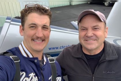 Le pilote ayant formé les acteurs du film « Top Gun : Maverick » est décédé, victime d’un crash d’avion en plein show aérien