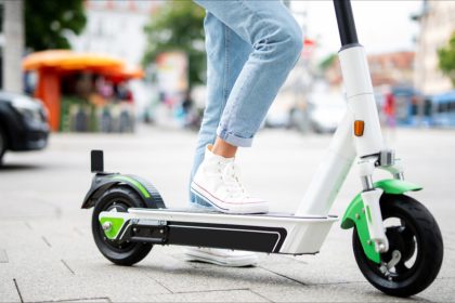 Lyon : l&rsquo;étudiante qui a percuté un camion avec sa trottinette électrique en état de mort cérébrale