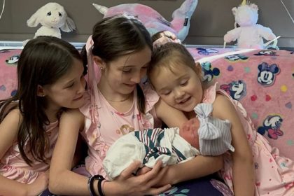 Elle met au monde sa quatrième fille, née le même jour que ses trois sœurs, toutes d&rsquo;âge différent