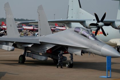 Xi visite les forces aéroportées de l&rsquo;Armée populaire de libération (APL), alors que des spéculations sur un affaiblissement du pouvoir se multiplient