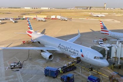 Un passager tente d&rsquo;ouvrir la porte d&rsquo;un avion en plein vol, des passagers le scotchent pour le neutraliser
