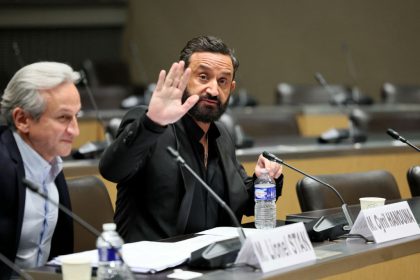 Pétition C8 : un élan populaire record, avec en toile de fond le pluralisme des médias