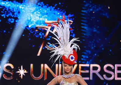 Miss Univers 2024 : Indira Ampiot présente son éblouissant costume national, aux couleurs du drapeau français