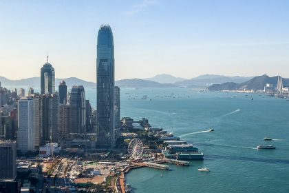 Alerte des législateurs américains : Hong Kong devient un hub pour le crime financier et le contournement des sanctions