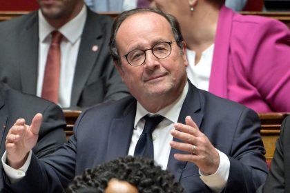 Scénario d&rsquo;après-censure : François Hollande votera la censure mais ne souhaite pas le départ d&rsquo;Emmanuel Macron